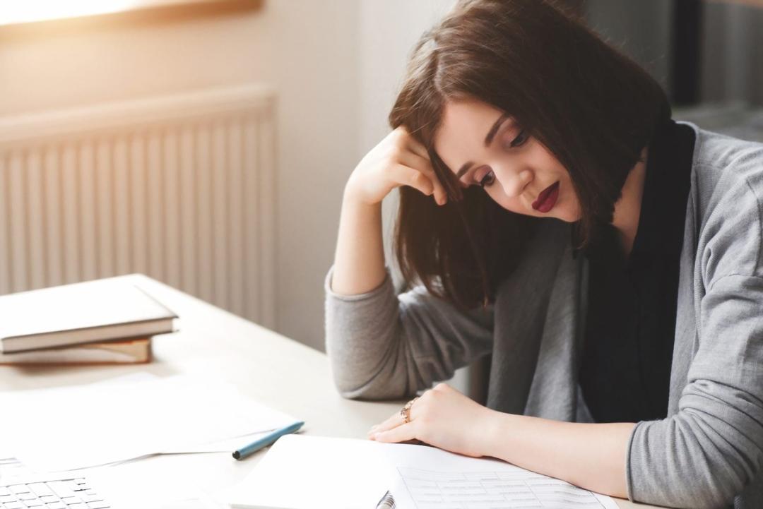 Estudiantes trabajando en auditoría técnica durante sesión práctica