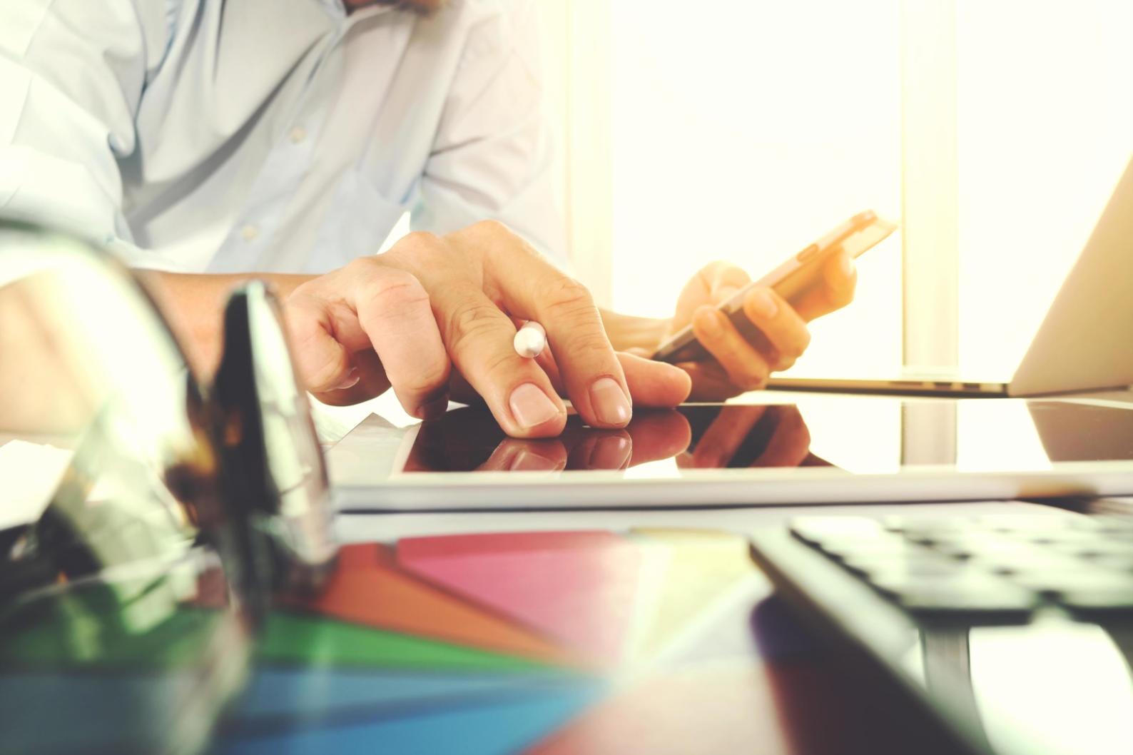 Especialista realizando auditoría técnica SEO avanzada